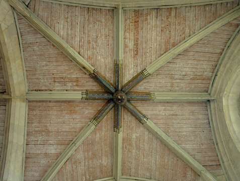 Prachtvolle h&ouml;lzerne und bemalte Decke in der Kirche St.Georges d&acute;Oleron