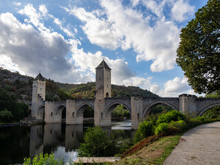 Obraz premium View of the Valentrén bridge, in the medieval city of Cahors, over the Lot River. Lot Valley, Ocitanie Region, France.