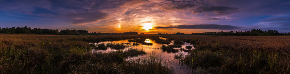 Obraz premium 4K Ultrawide Panoramic Nature Landscapes Backgrounds - An amazing panoramic view of a river landscape during sunset 