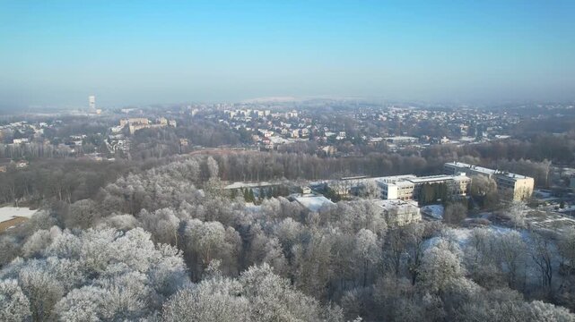Granica Polski i Czech. Zimowy widok na G&oacute;rnym Śląsku z lotu ptaka na dolinę rzeki Piotr&oacute;wki.