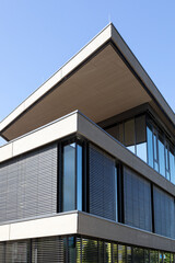 Modernes Bürogebäude mit Jalousien