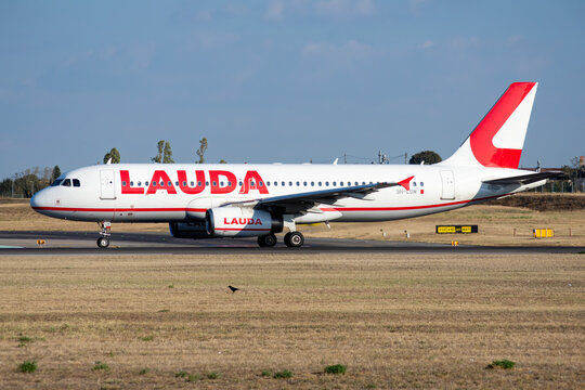 Avi&oacute;n de l&iacute;nea Airbus A320 de la aerol&iacute;nea Laudia Air esperando para despegar en el aeropuerto de Lisboa con matr&iacute;cula 9H-LOM.