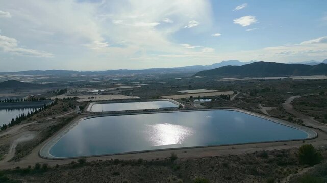 Vistas a&eacute;reas panor&aacute;micas de embalses para riego de zonas semi des&eacute;rticas , extracci&oacute;n de aguas subterr&aacute;neas y almacenamiento