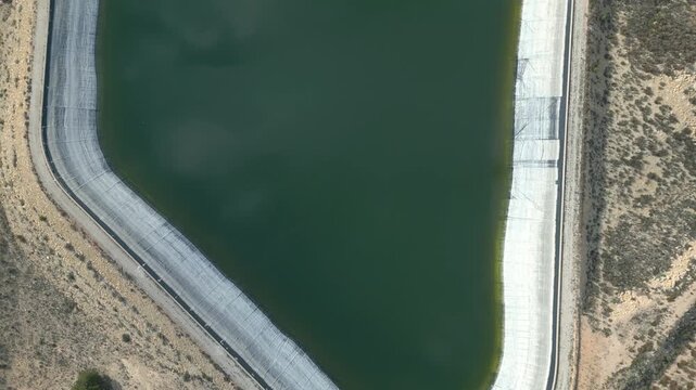 Vistas a&eacute;reas panor&aacute;micas de embalses para riego de zonas semi des&eacute;rticas , extracci&oacute;n de aguas subterr&aacute;neas y almacenamiento