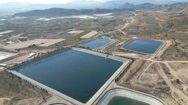 Vistas a&eacute;reas panor&aacute;micas de embalses para riego de zonas semi des&eacute;rticas , extracci&oacute;n de aguas subterr&aacute;neas y almacenamiento