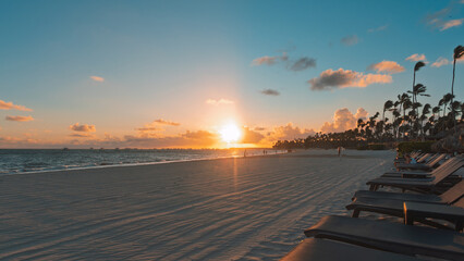 Amanecer en hermosa playa de arena blanca y mar turquesa del Caribe en Punta Cana, Rep&uacute;blica Dominicana
