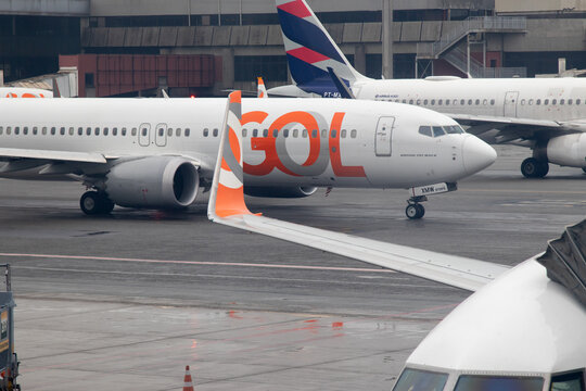Avi&atilde;o da Gol taxiando para a pista de decolagem no aeroporto internacional de Guarulhos. 
