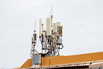 Antena de telecomunica&ccedil;&atilde;o instalada no top do pr&eacute;dio