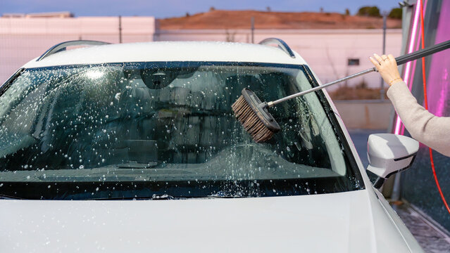 Efficient car wash with pressure water cleaning action