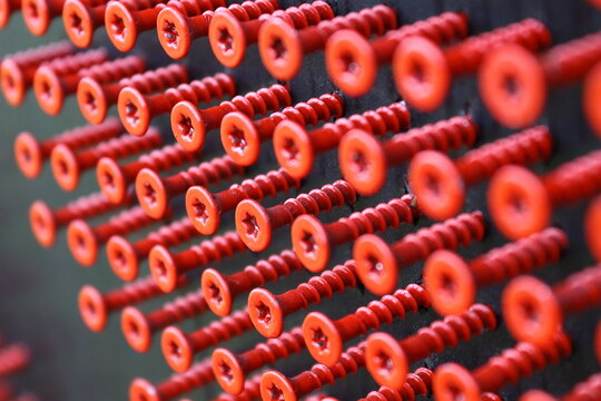 Tornillos pintados de rojo.