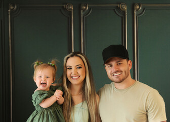 fam&iacute;lia celebra o natal em linda decora&ccedil;&atilde;o na sala 