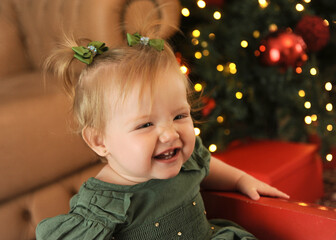 bebe feliz celebra o natal em decora&ccedil;&atilde;o linda com arvore e luzes 
