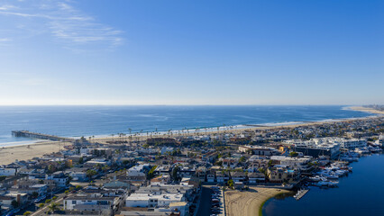 Obraz premium Aerial shot along the coastline at the Newport Beach Pier in Newport Beach California USA