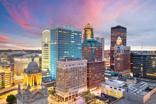 Des Moines, Iowa, USA Skyline at Dusk 1912