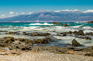 Szikl&aacute;k, hull&aacute;mok a tengerparton