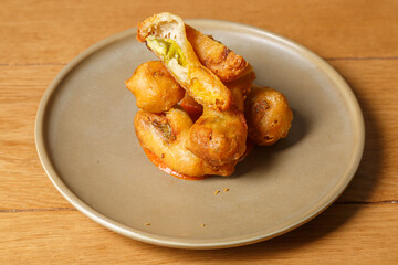 Beignets de fleurs de courgette sur une table en bois
