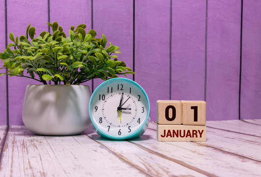Wooden perpetual calendar showing the 1st of January. - Powered by Adobe