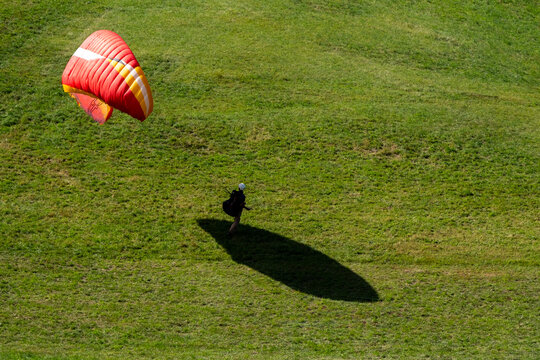 Parapentiste juste apr&egrave;s l'atterrissage