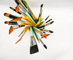 Obraz premium Cup of paintbrushes as seen from above