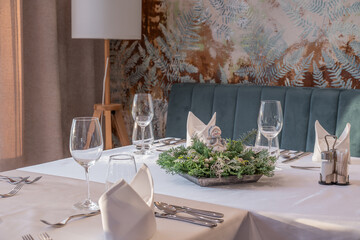 Holiday table setting with festive centerpiece in elegant restaurant
