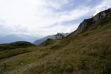 Kirche in den Schweizer Alpen