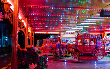 Naklejka premium Iași City Center Festive Night: Illuminated Ferris Wheel and Christmas Crowds