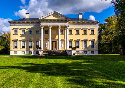 Das Schloss W&ouml;rlitz im W&ouml;rlitzer Park, Dessau W&ouml;rlitzer Gartenreich, Unesco Weltkulturerbe, Gr&uuml;ndungsbau des Klassizismus in Deutschland, Dessau, Sachsen-Anhalt, Deutschland