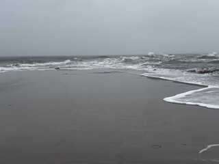 Nord- und Ostsee treffen in Grenen nahe Skagen, D&auml;nemark,  aufeinander