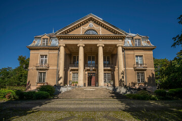 Obraz premium Abandoned Historic Mansion Interior With Atmospheric Decay and Detailed Old Architecture