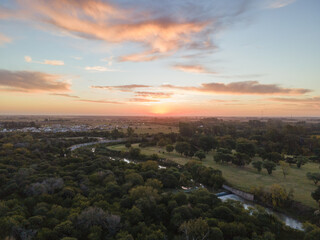 atardecer calido en el parque 