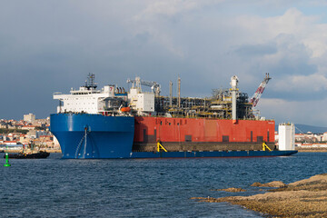Fototapeta premium Giant Industrial Heavy Lift Ship Transporting Large Offshore Structure
