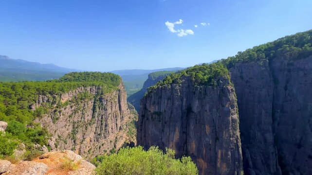 A mountain valley landscape with forests and cliffs. Huge rocks and rocky outcrops. A beautiful deep canyon with lots of tourists. A bird's-eye view of the Tasi Canyon. T&uuml;rkiye