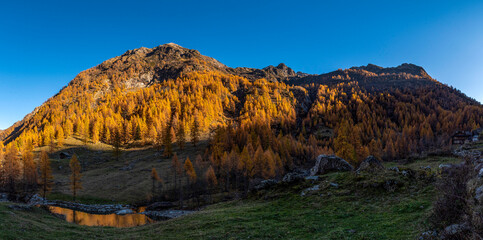 Panorama di montagna in Italia con i colori autunnali del foliage