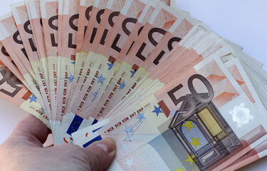 Eine Frau hält viele Fünftig Euroscheine in der Hand