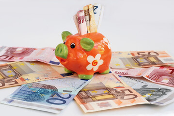 Geld sparen mit einem Sparschwein oder anderer Geldanlage