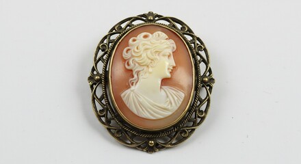白背景に美しく輝くアンティーク調カメオブローチ 繊細な装飾フレームに囲まれた優雅な女性の横顔が際立つ. AI Generated