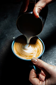 Latte Pour
