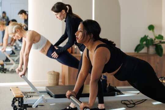 Female trainer tell and teach women do exercise for abdominal muscles