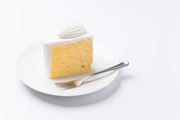 皿に盛られたケーキ シフォンケーキ 白背景