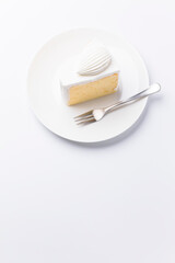 皿に盛られたケーキ シフォンケーキ 白背景