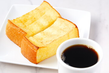 フレンチトーストとコーヒー - 厚切りパンのフレンチトーストと、淹れたてのコーヒーで、朝ごはん
