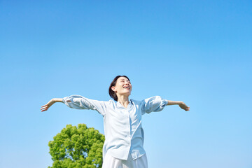屋外で深呼吸をする女性