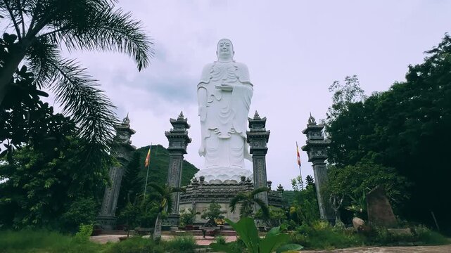Patung Buddha Amitabha ngadeg ing kembang teratai kanthi diameter 14 m. Tong Lam Lo Lagu Pagoda. Vietnam, Pinggiran Kutha Nha Trang. Patung Buddha Amitabha paling gedhe ing negara kasebut.4К	