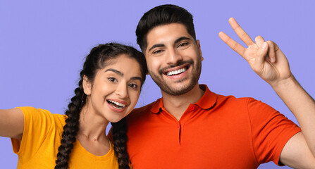 Obraz premium Two friends pose together, displaying joyful expressions.