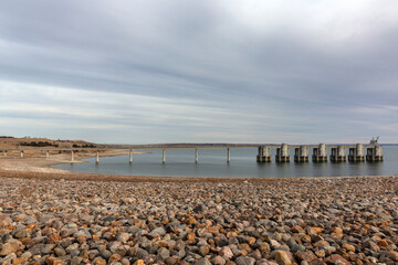 Obraz premium Concrete Intake Structure at Oahe Dam Reservoir