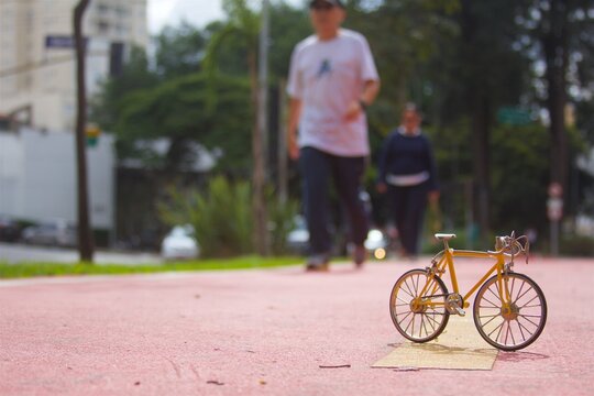 Mini bicicleta amarela na cidade de s&atilde;o paulo (Yellow mini bike in the city of S&atilde;o Paulo)