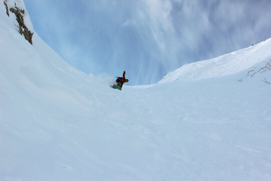 Freerider carving steep snowy slope