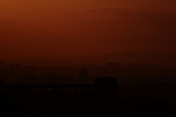 Naklejka premium Por do Sol na cidade de São Paulo, Brasil (Sunset in the city of São Paulo, Brazil)