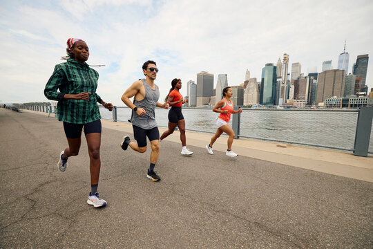 Runners on the Brooklyn waterfront