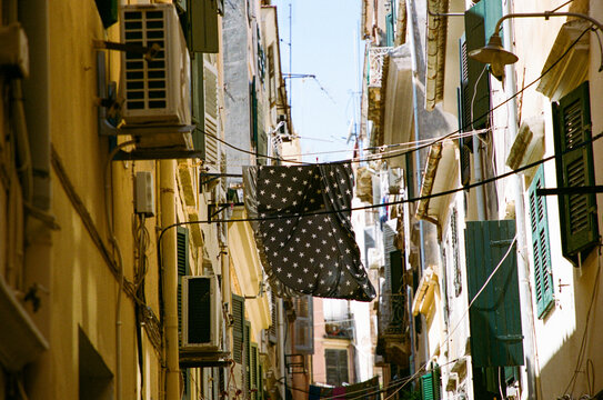 Fototapeta Narrow street in Corfu with drying laundry